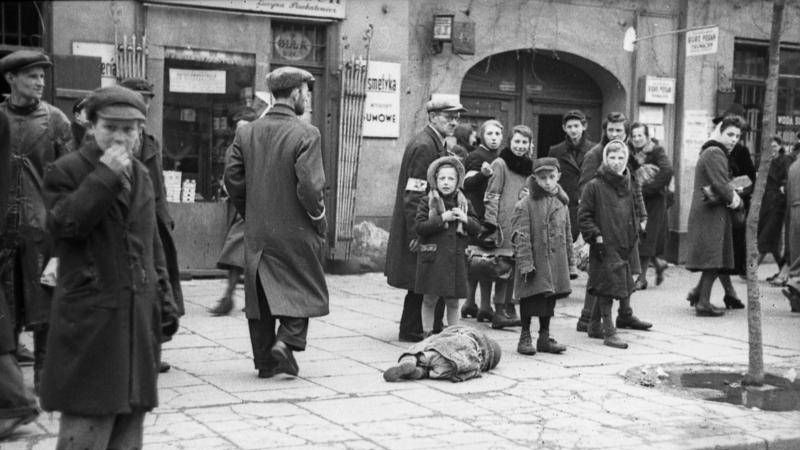 Mieszkańcy getta na ulicy Leszno w 1941 roku. Widoczna leżąca ofiara głodu.