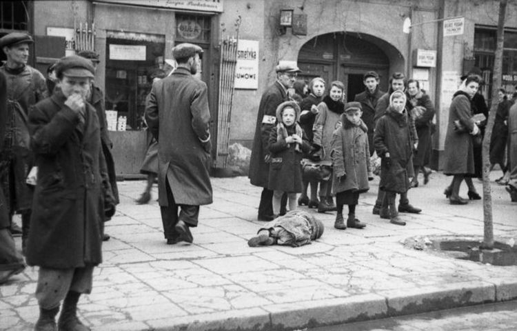 Mieszkańcy getta na ulicy Leszno w 1941 roku. Widoczna leżąca ofiara głodu.