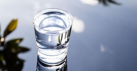 Woda alkaliczna – właściwości i zastosowanie