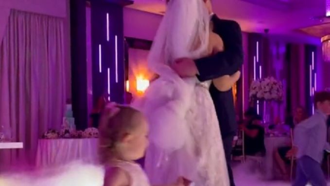 Dzieci zniszczyły ich pierwszy taniec. Rodzice nie zareagowali