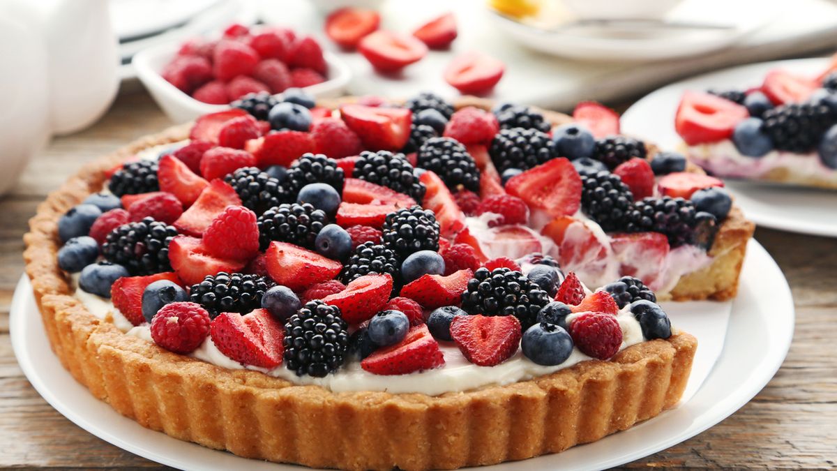 Przepisy na tarty wymagają upieczenia ciasta i wypełnienia go masą.