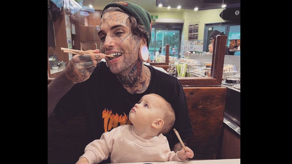 Zdecydował, że usunie tatuaże z twarzy