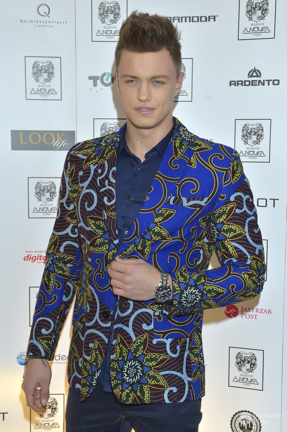 Rafał Jonkisz w marynarce z kwiatowym motywem (fot. AKPA)