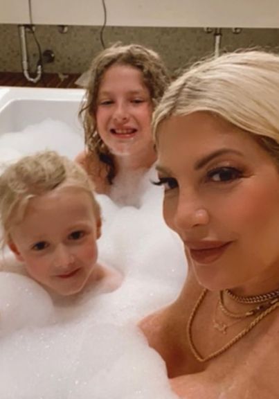 Tori Spelling kąpie się z synami