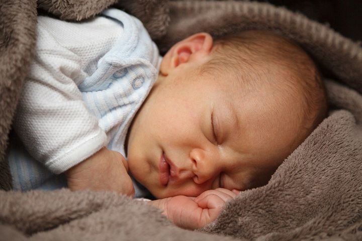 Trądzik noworodkowy zwykle pojawia się po narodzinach dziecka.
