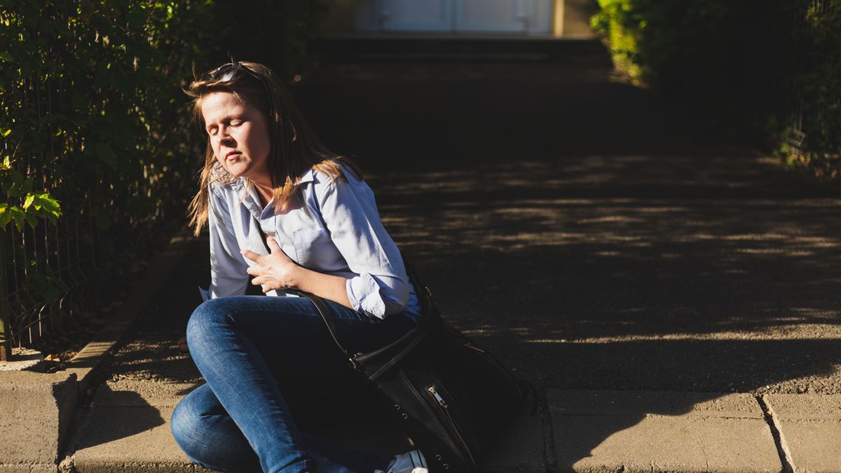 Padaczka poudarowa może objawiać się m.in. zaburzeniami świadomości i niedowładem