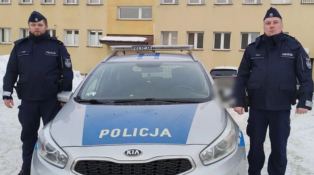 Patrol policji uratował życie mężczyzny, a kierowcy mijali i odjeżdżali. "Objawy były jednoznaczne"