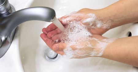 Jakiej wody najlepiej używać do mycia dłoni? Badania dały odpowiedź!