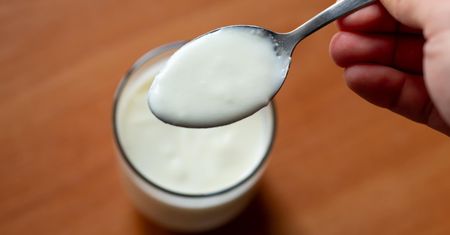 Jedz jogurt jak najczęściej. Tak wpłynie na jelita, serce, kości