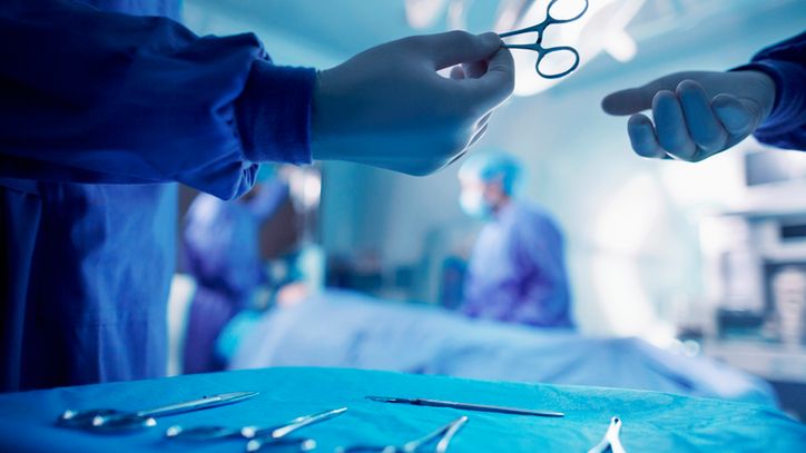 Chirurg zajmuje się operacyjnym leczeniem chorób.