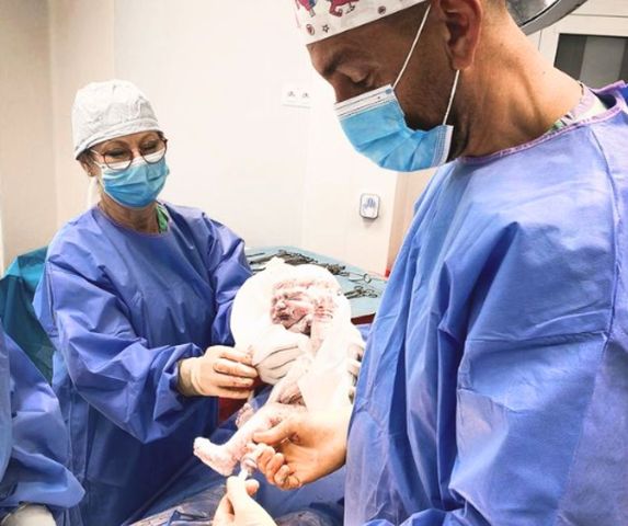 Ginekolog pokazał niezwykłe zdjęcie z porodu. "Uznajemy to za wielkie szczęście"