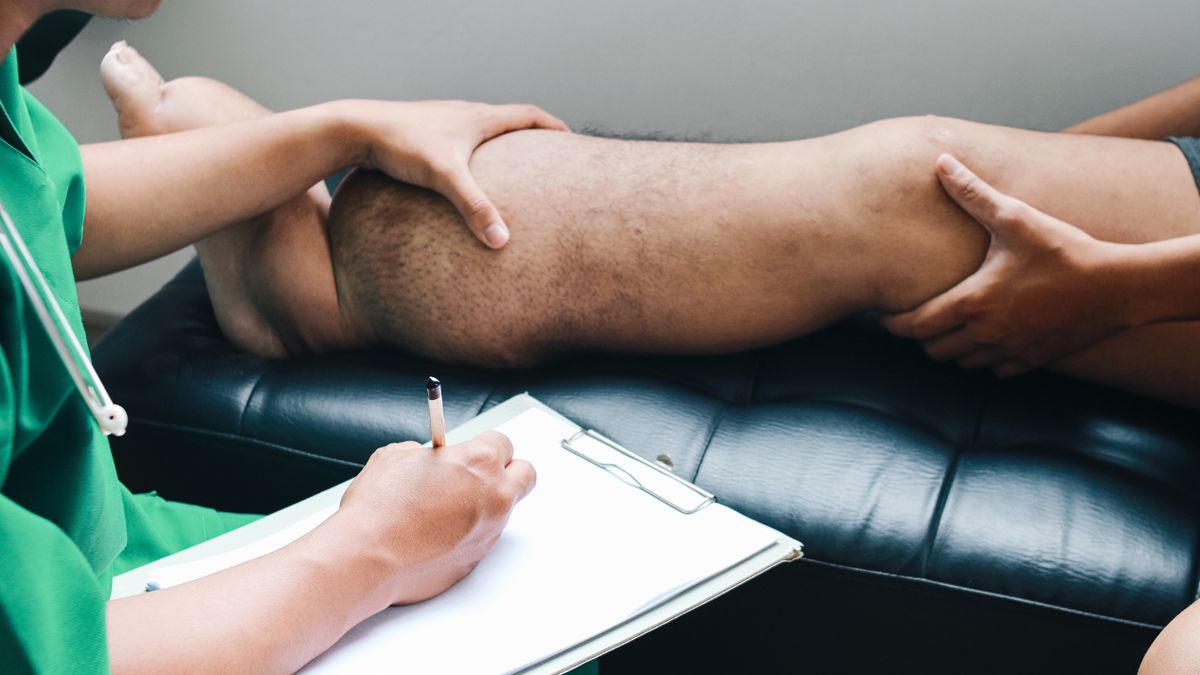 Filarioza limfatyczna może objawiać się obrzękiem węzłów chłonnych, zapaleniem naczyń i węzłów chłonnych, a także obrzękami nóg.