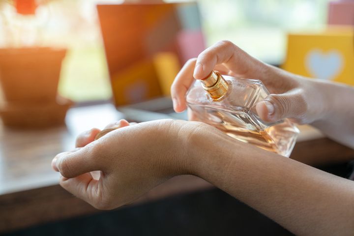 Habituacja sprawia, że perfumy czujemy jedynie przez kilka chwil po ich rozpyleniu.