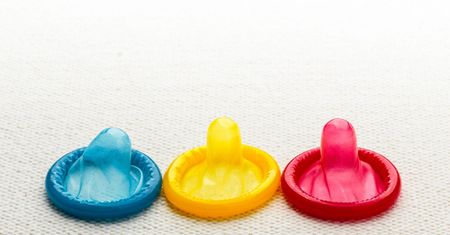 Rozmiar prezerwatyw [tabela]: jak dobrać odpowiedni do penisa?
