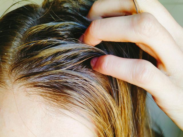 Wcierki do włosów to kosmetyk do pielęgnacji skóry głowy.