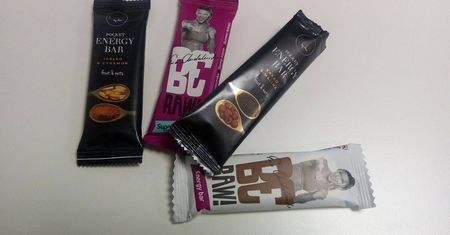 Batony Anny Lewandowskiej kontra batony Ewy Chodakowskiej. Które są zdrowsze?