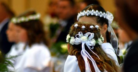 Takich prezentów chce mama na komunię dziecka. "Spadłem z krzesła"