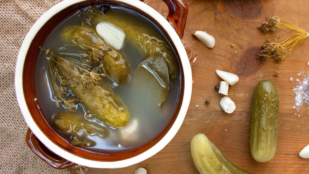 Ogórki kiszone przy dnie moczanowej nie są zakazane, ponieważ nie zawierają dużej ilości puryn, które stanowią przeciwwskazanie.