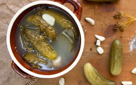 Ogórki kiszone przy dnie moczanowej – co jeść, a czego unikać?