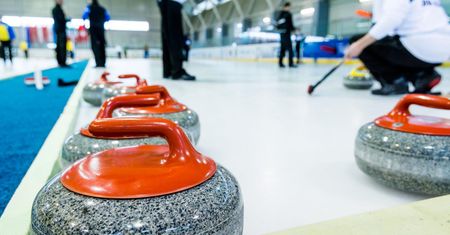 Curling – zasady „szachów na lodzie”, sprzęt i taktyka