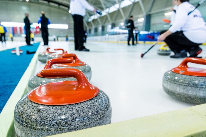 Curling jest strategicznym i drużynowym sportem na lodzie. 