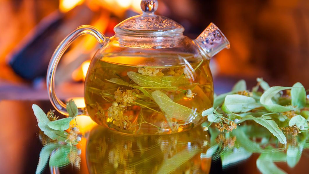 Liście lipy pomogą z katarem, bólem gardła, a nawet bezsennością.