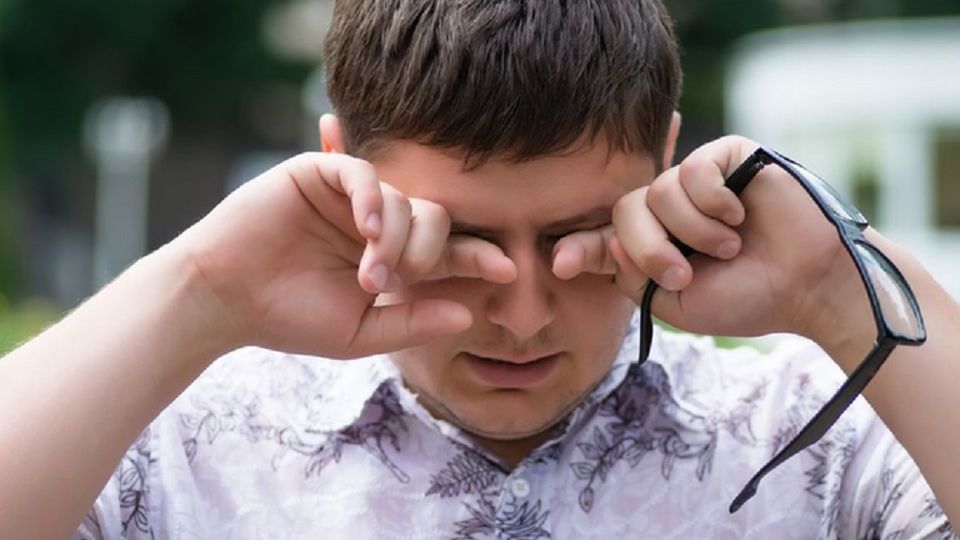Opadająca powieka. To może być oznaka udaru mózgu (WIDEO)