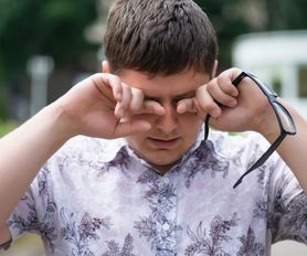 Opadająca powieka. To może być oznaka udaru mózgu (WIDEO)