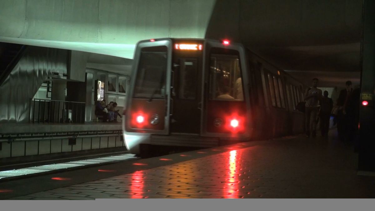 Dziecko leżało na peronie. Opiekun nie reagował