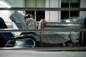 Kilkadziesiąt porodówek ma być czasowo zamkniętych. MZ mówi, co w zamian