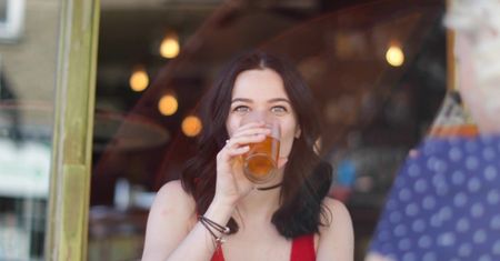 Po alkoholu stajemy się bardziej rozmowni. Zobacz, co jeszcze zmienia się w organizmie, gdy pijesz (WIDEO)