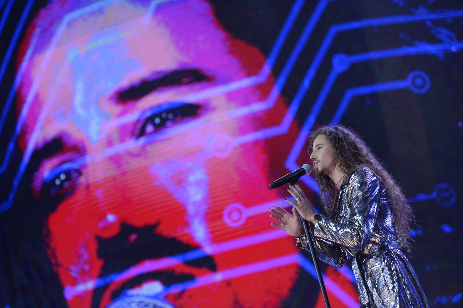 Michał Szpak w srebrnym płaszczu na Top of the Top 2018