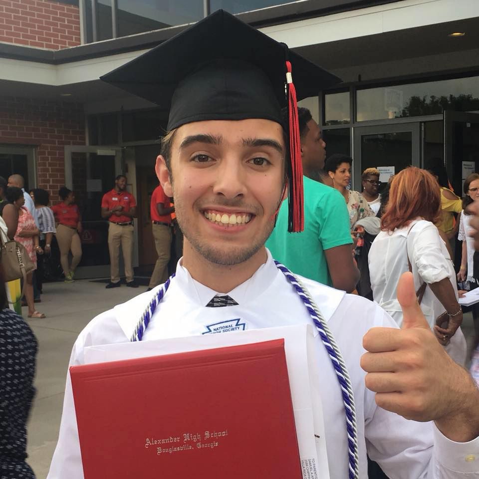 Chłopiec ze zdjęcia ''hand of hope'' ma 18 lat [facebook.com]