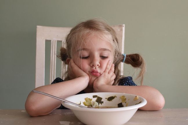 Gdy dziecko nie chce jeść, mogą temu być winne błędy rodziców, a także czynniki takie jak brak zróżnicowania w pożywieniu