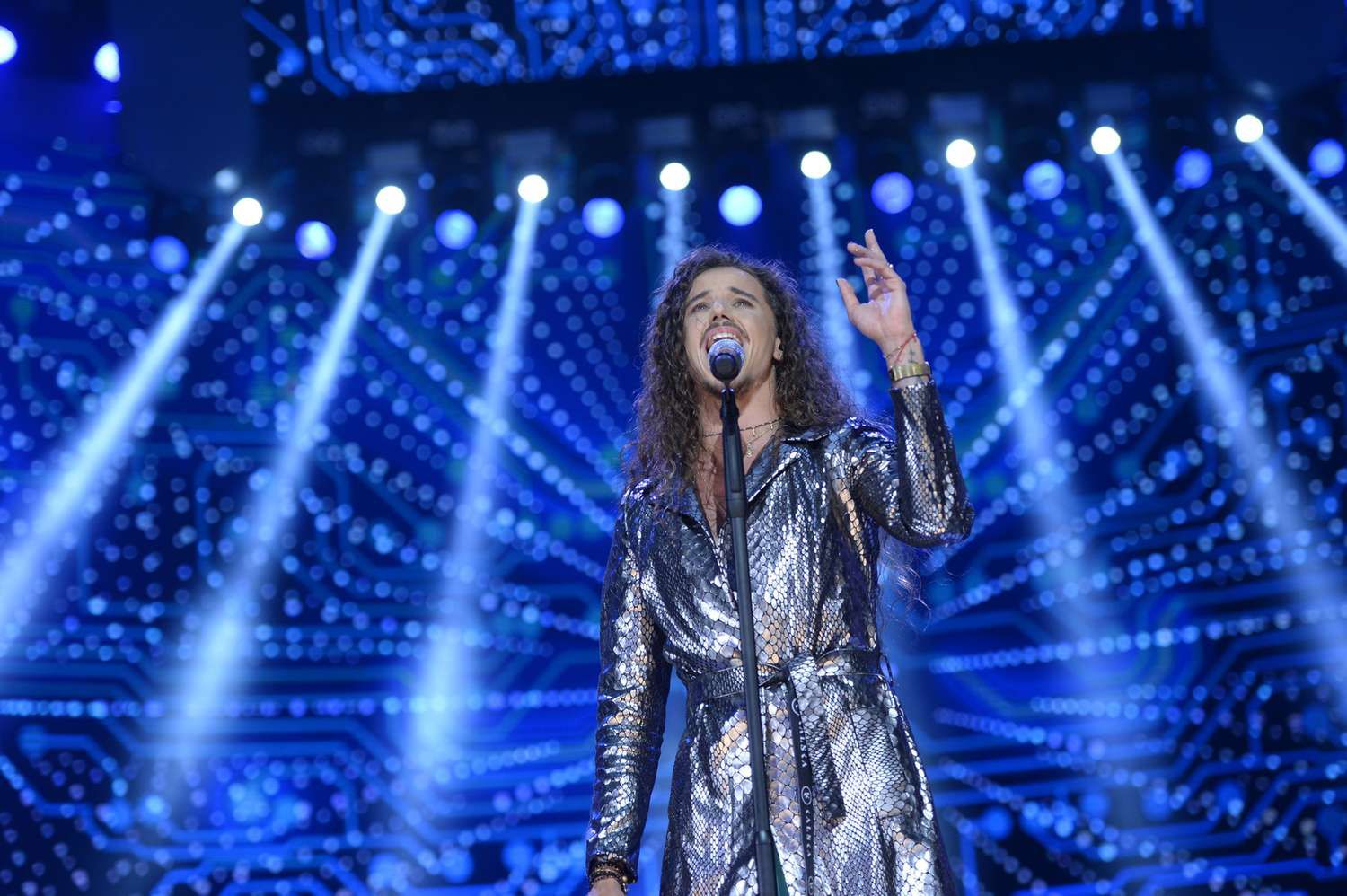 Michał Szpak w srebrnym płaszczu