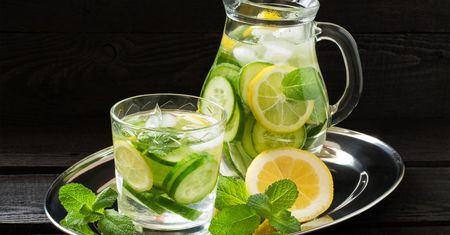 Sassy water – co to jest, właściwości, przeciwwskazania, przepis