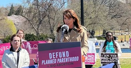 Matkę zmuszono do późnej aborcji. Dziewczynka jednak przeżyła