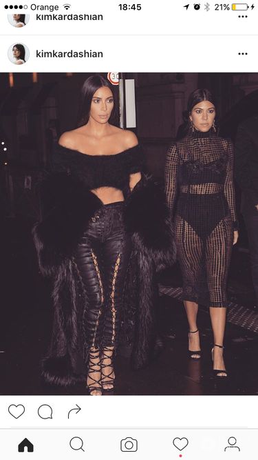 Kim i Kourtney Kardashian na pokazie Givenchy w Paryżu