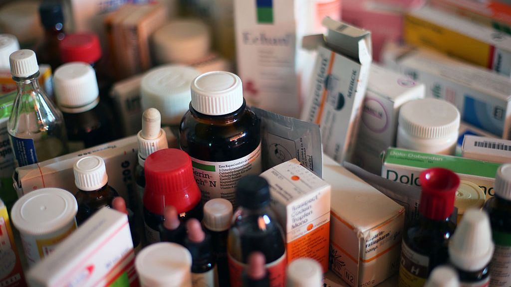 Polacy na kodeinie. Na kaszel i na smutek, do tego bez recepty