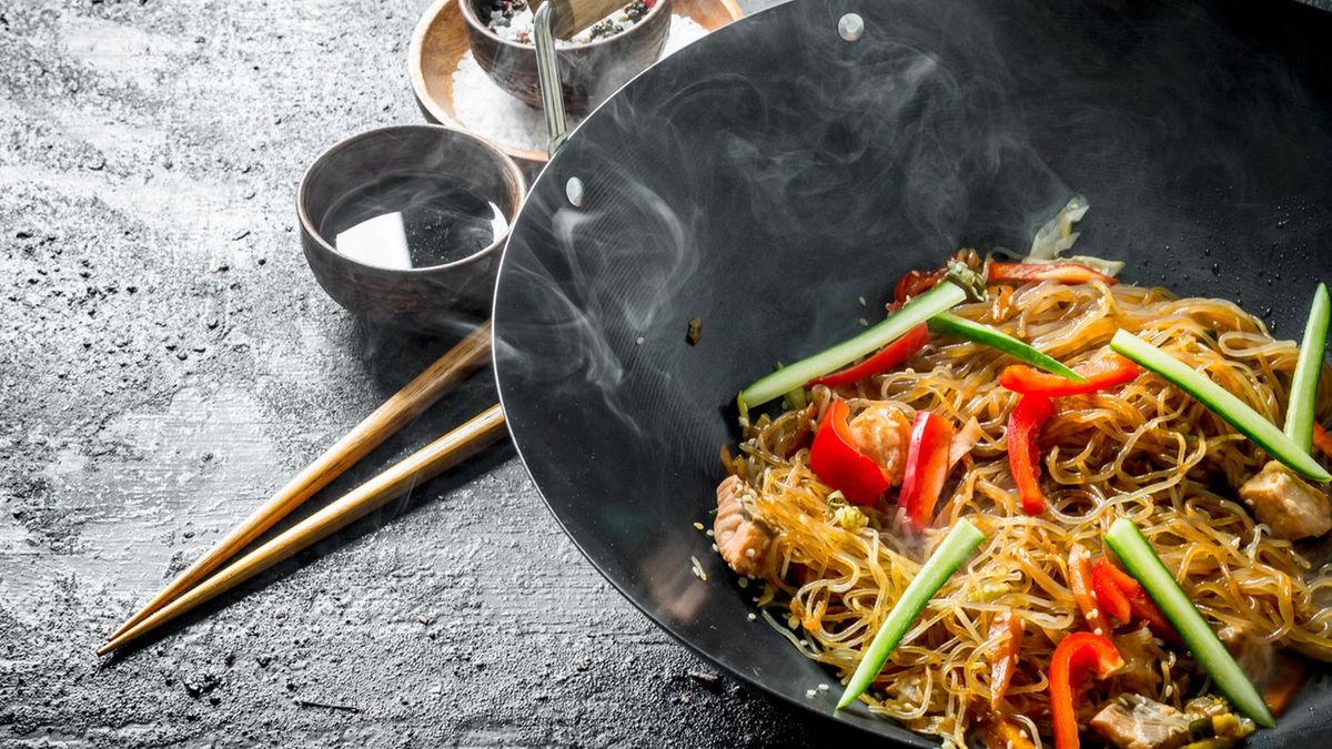 Sos rybny dodawany jest między innymi do potraw stir-fry.