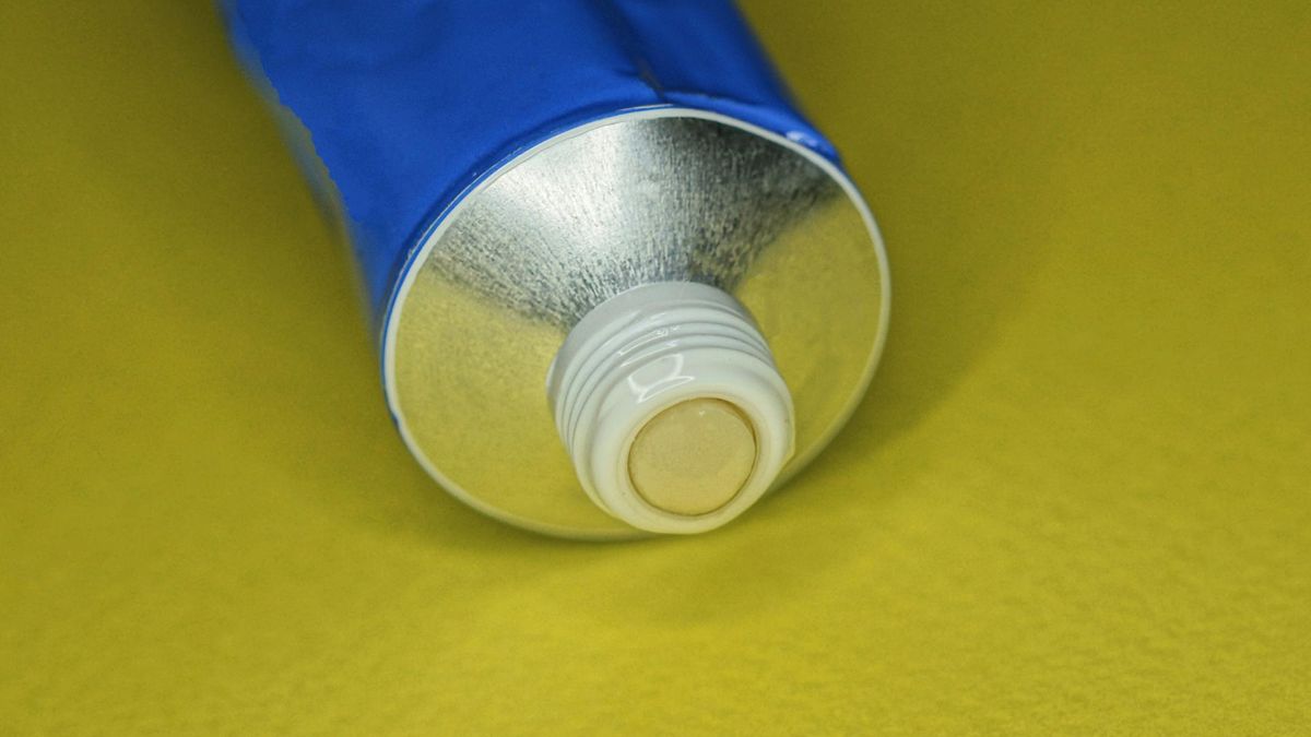 Maść z apteki za 15 zł działa jak botoks w tubce. Wypróbuj zapomniany kosmetyk w codziennej pielęgnacji