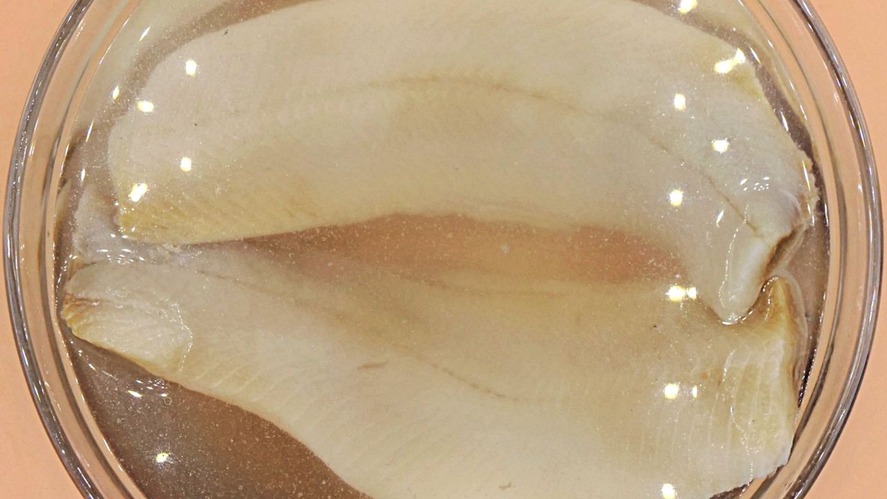 Śledź octowy czy w solance? Może drażnić żołądek lub podnosić ciśnienie