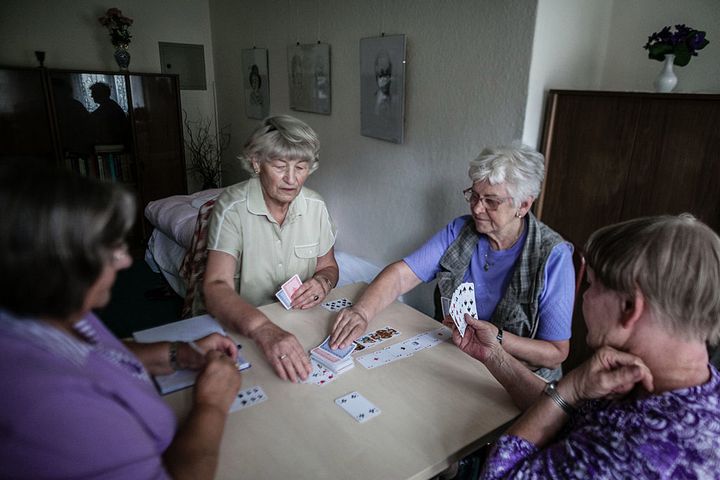 Gra w karty, rozwiązywanie krzyżówek i czytanie książek może opóźnić rozwój Alzheimera