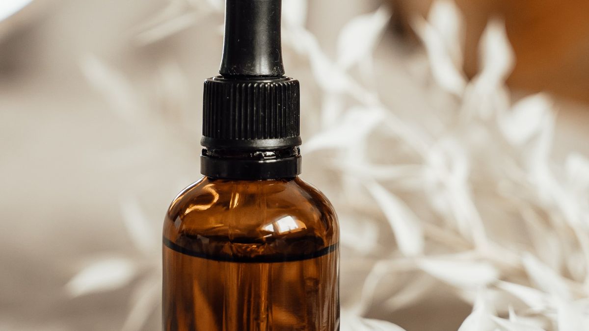 Olejek rozmarynowy to produkt o działaniu antybakteryjnym, antyseptycznym oraz przeciwłupieżowym.