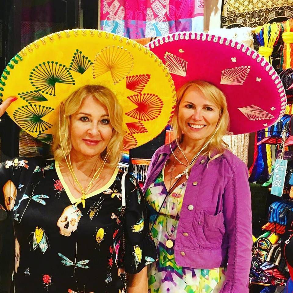 Majka Jeżowska i Anna Jurksztowicz szaleją w bikini i są jak wino
