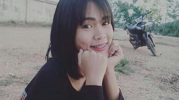 Nong Ying  została porażona prądem. Śledczy podejrzewają, że przyczyną wypadku była uszkodzona ładowarka do telefonu.