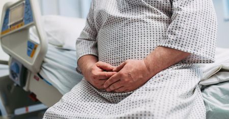 Zwiększa ryzyko nowotworów. Wpływa na procesy zapalne i uszkadza DNA komórek