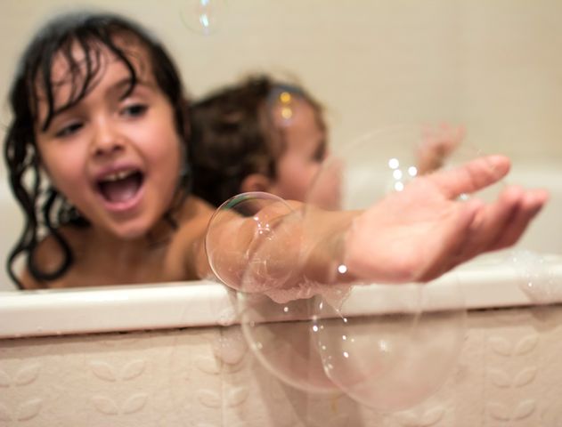 Wspólna kąpiel dzieci to dla nich zwykle wspaniała zabawa