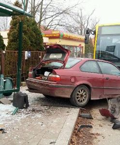 Pijany kierowca bmw wjechał w przystanek w Łodzi