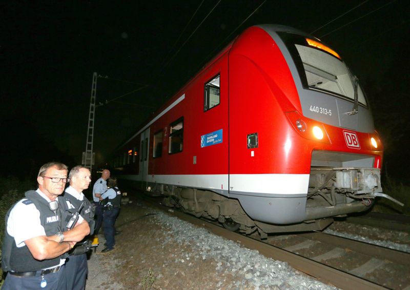 Napastnik z pociągu w Niemczech chciał się zemścić na "niewiernych"